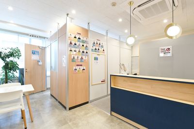 ワンコイングリッシュ新宿校 会議室、コワーキングスペースの入口の写真