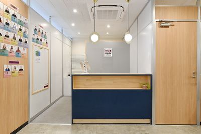 ワンコイングリッシュ新宿校 会議室、コワーキングスペースの入口の写真