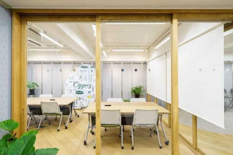 ミーティングやコワーキングスペースとしてご利用いただけます - StartupSide Kyoto（旧オギャーズ御池） オープンスペースの室内の写真