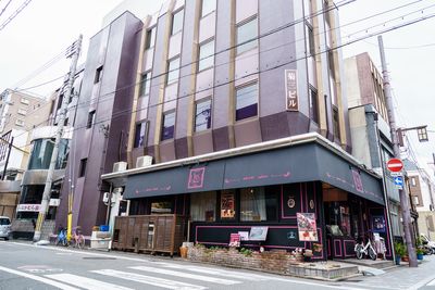 菊三ビルは、北東角に立地 - StartupSide Kyoto（旧オギャーズ御池） オープンスペースの外観の写真