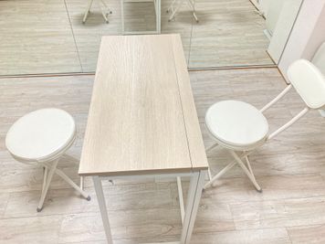 折り畳み机1脚、椅子2脚
（机はバスルーム、椅子は玄関に折りたたんで置いています） - 京橋レンタルスタジオLibre スタジオ＆サロンリブレの室内の写真