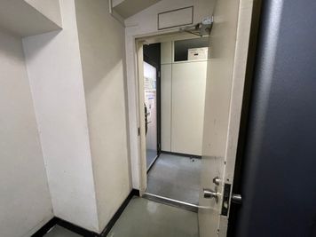 エレベーターを降りて右に進む - 【閉店】TIME SHARING 渋谷宮益坂 テレワークブースA（大）の入口の写真