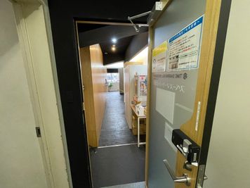 電子錠の扉を開けると共有部があります - 【閉店】TIME SHARING 渋谷宮益坂 テレワークブースA（大）の入口の写真