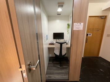 椅子は別のものに入れ替えています。 - 【閉店】TIME SHARING 渋谷宮益坂 テレワークブースB（小）の室内の写真