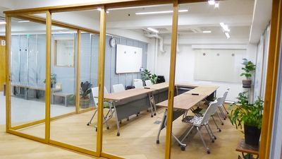 ガラス戸を閉めていただくと一つの部屋としてお使いいただけます。 - StartupSide Kyoto（旧オギャーズ御池） オープンスペースの室内の写真