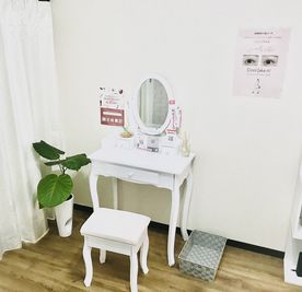 お化粧直しやメイク施術でも利用可能なドレッサーセット - Presh 【アイリストに話題】HOTPEPPER掲載できる✨集客支援サロンの室内の写真