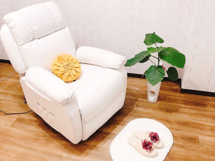 白を貴重とした上品なインテリア、観葉植物もあり癒やしの空間 - Presh アイリスト・ネイリストに大人気のオシャレサロンの室内の写真