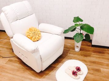 白を貴重とした上品なインテリア、観葉植物もあり癒やしの空間 - Presh 【アイリストに話題】HOTPEPPER掲載できる✨集客支援サロンの室内の写真