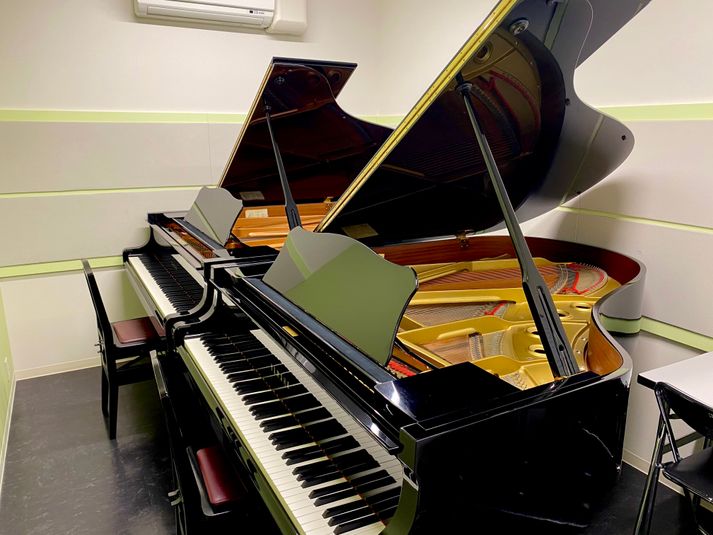YAMAHA C3AE
YAMAHA C3A
2台グランドピアノ - スガナミミュージックサロン町田 2台グランドピアノ部屋の室内の写真