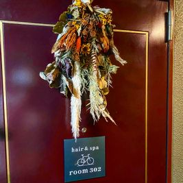room 302 落ち着くプライベートサロン（ベッドスパSP台あり）の入口の写真