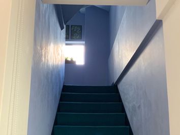 階段で4階までお上がり下さい - 3階4階Living&Terrace animo 撮影にピッタリな異空間リビング＆屋上テラスの入口の写真