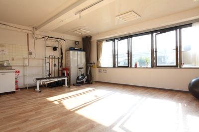 南北に大きな窓があるので、気持ちのよい風が通り抜けます。 - レンタルスタジオDAYS 与野店 レンタルスタジオDAYS 与野２階の室内の写真