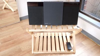 音質のよい音楽プレーヤー。CD再生はもちろん、Bluetoothでスマホなどに接続できます。イヤホンジャックもあります。 - レンタルスタジオDAYS 与野店 レンタルスタジオDAYS 与野２階の設備の写真