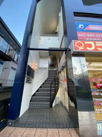 こちらのビルの３階です。エレベーターはございません。 - スタジオ白猫屋　青葉台店 白猫屋青葉台店配信可能レンタルダンススタジオの入口の写真