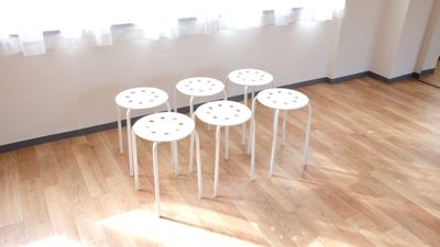 椅子は10脚ご用意しております。 - レンタルスタジオDAYS 与野店 レンタルスタジオDAYS 与野２階の設備の写真