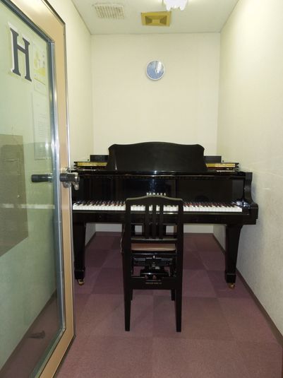 ヤマハグランドピアノC1 - スガナミ楽器永山センター グランドピアノ（H部屋）の室内の写真