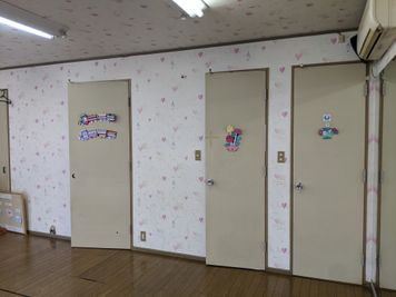 トイレ
水道
更衣室 - ハートサム 「たまむら会場」 スタジオの設備の写真