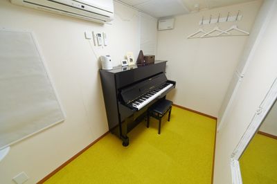 椅子を寄せて広めの利用も可能！ - パンテサロン【横浜センター北駅前】🎹ピアノ📶WIFI 防音室Ｂ【駅前１分】🎵ピアノ《即決の室内の写真