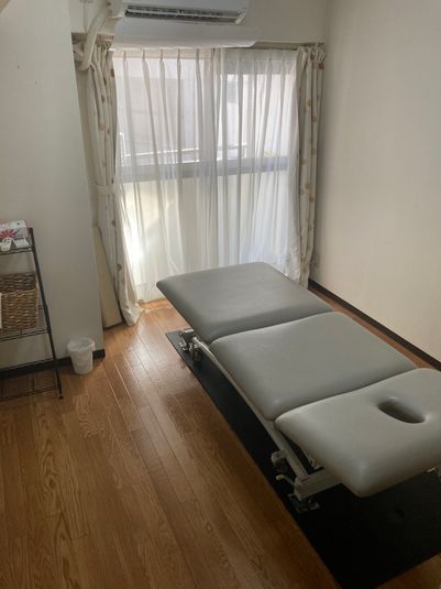 電動治療用ベッドで楽々施術サロン - シシーズプラクティス