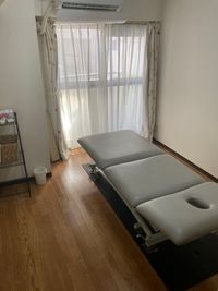 治療用電動昇降ベッドで疲れなく施術可能！待合兼更衣室もあるのでお客様も快適！冷暖房完備！駅からも3分でアクセス良好！ - シシーズプラクティス