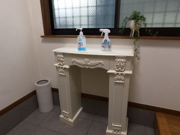 エントランス/
コロナ対策
 - 撮影・配信スタジオ １Fレンタル撮影・配信スタジオの室内の写真