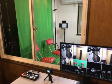 撮影機材
 - 撮影・配信スタジオ １Fレンタル撮影・配信スタジオの室内の写真