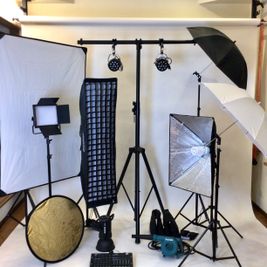 照明機材
 - 撮影・配信スタジオ １Fレンタル撮影・配信スタジオの設備の写真