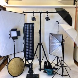 照明機材
 - 撮影・配信スタジオ １Fレンタル撮影・配信スタジオの設備の写真