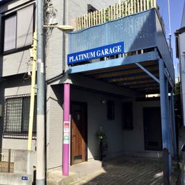 スペース入り口
 - 撮影・配信スタジオ １Fレンタル撮影・配信スタジオの入口の写真