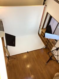 俯瞰撮影
 - 撮影・配信スタジオ 2Fレンタル撮影・配信スタジオの室内の写真