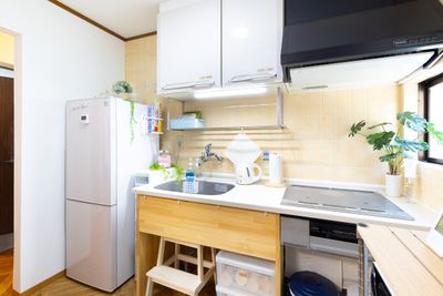 冷蔵庫・IHコンロ・湯沸かしポットがあり、戸棚には調理器具が入っています - プレテコフレ朝潮橋 駅前レンタルミシンスペースの設備の写真