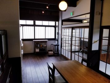通りに面した窓には、格子戸を眺めることができます。 - 癒しの古民家Kyoto Knot レンタルスペースの室内の写真