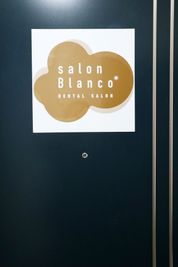 玄関に大きく店舗名があるので分かりやすいです - レンタルサロンBlanco　 salon Blanco伏見店【A】の外観の写真
