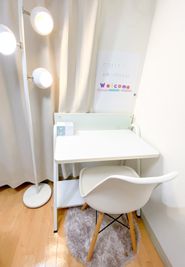 ハイデスク、座り心地良いイームズチェア✨
スタンドライト、ホワイトボードあり - トーノア🏠新大阪 パーティスペースの室内の写真
