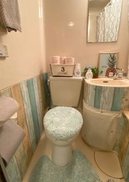 トイレ♪
音姫、便座除菌アルコールあり✨ - トーノア🏠新大阪 パーティスペースの室内の写真