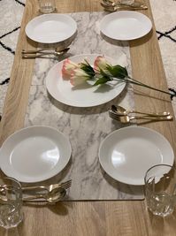 食器②
ゴールドカトラリーで大人オシャレなディナー、演出も♡ - トーノア🏠新大阪 パーティスペースの室内の写真