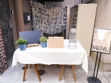 テーブルやミニ黒板ボードは無料で貸し出し可能です。 - ゲストハウス神戸なでしこ屋 神戸南京町の中心部！販売スペースの設備の写真