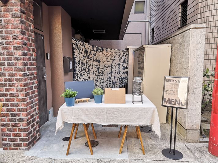 南京町の大通りが見える立地の良いスペースです。 - ゲストハウス神戸なでしこ屋 神戸南京町の中心部！販売スペースの室内の写真