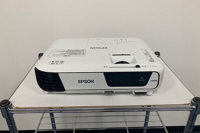 ◆プロジェクター（置き型）◆
-EPSON EB-X36- - 株式会社Ｋ-コンサルティング セミナールームの設備の写真
