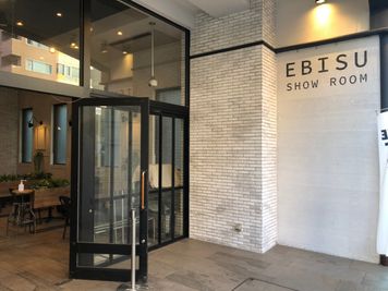 EBISU SHOW ROOM【無料WiFi あり】 テレワークシートC（ソファー席）の入口の写真