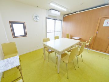 テーブル、椅子、ミニテーブルで配置を自由に - スポロスタジオ【溝の口駅徒歩２分】🎹ピアノ📶高速WIFI レンタルスペース／Aルーム【駅２分】（即決）の室内の写真