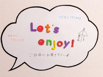 ホワイトボードに特別なメッセージを🎶 マグネットございます 子どもの知育に✨ - トーノア🏠新大阪 パーティスペースの室内の写真