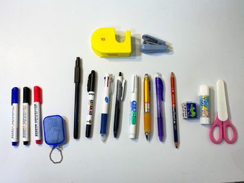 文房具ご用意してます(ホワイトマーカーペン、筆ペン、マジックペン、3色ボールペン、ボールペン、修正ペン、シャープペン、青赤鉛筆、消しゴム、のり、ハサミ、テープ、ホッチキス) - トーノア🏠新大阪 パーティスペースの室内の写真