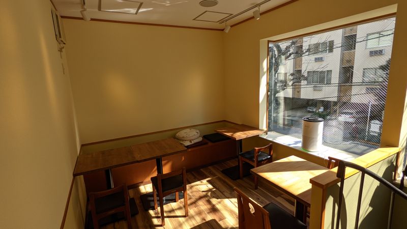 店舗2階の飲食スペースになります。
コワーキングスペースや商談等にご利用可能です。 - 本杢屋 喫茶スペースの室内の写真