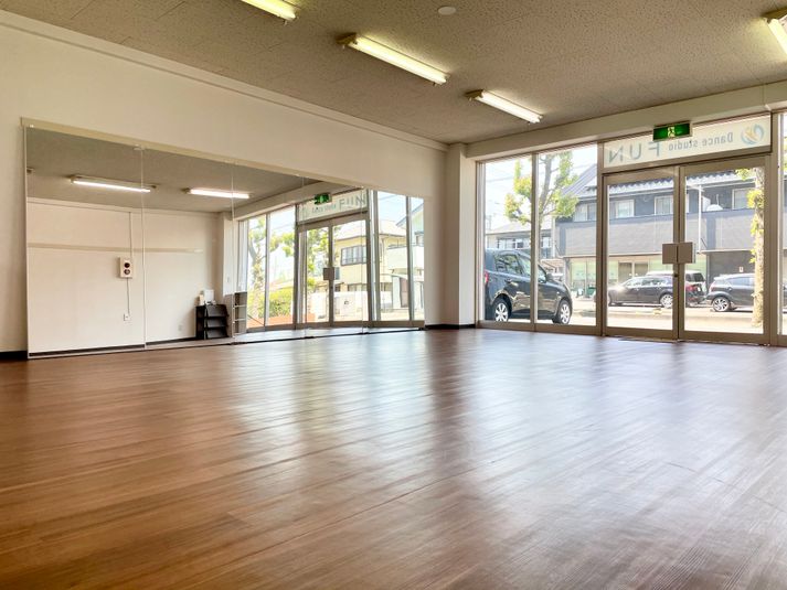 53㎡の広いスペース、高さ1.8m×幅4.8mの大型鏡を完備しているので、ダンスの練習に最適です。 - レンタルスタジオFUN ダンススペースの室内の写真