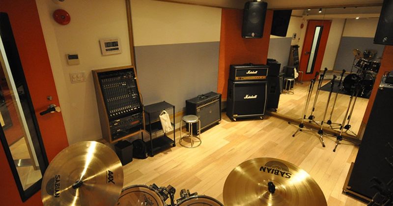 防音・個室/音響スピーカーのあるスタジオです。
こちらはスタジオの一例です。 - スタジオパックス 北千住店 音楽スタジオの室内の写真