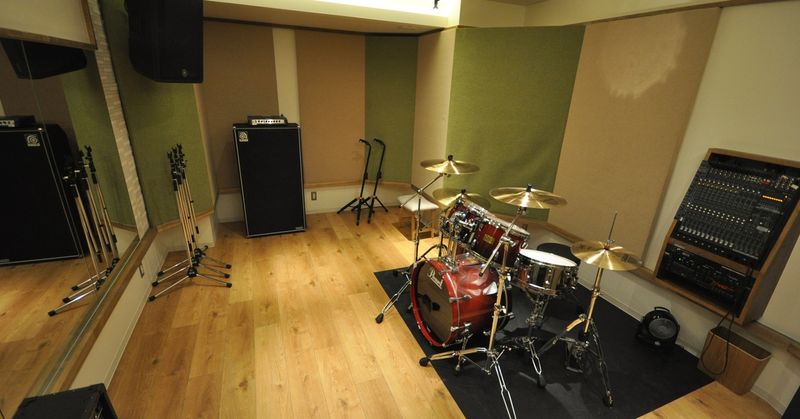 防音・個室/音響スピーカーのあるスタジオです。
こちらはスタジオの一例です。 - スタジオパックス 新松戸店 音楽スタジオの室内の写真