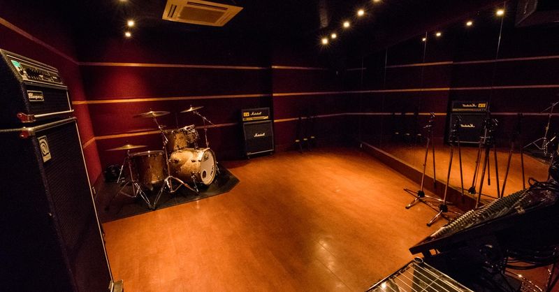 防音・個室/音響スピーカーのあるスタジオです。
こちらはスタジオの一例です。 - スタジオパックス 船橋店 音楽スタジオの室内の写真