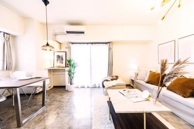 最大16人着席可能な広々としたリビングです。 - Namba-studioの室内の写真