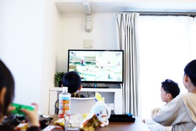 Switchは最大8人プレイが可能です。
※有料オプション - Namba-studioの室内の写真